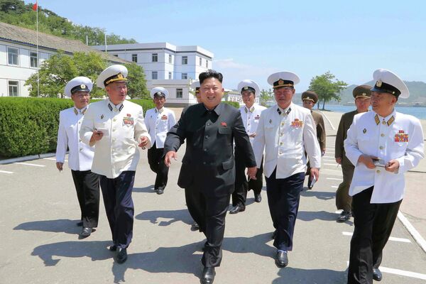 Северокорейский лидер Ким Чен Ын во время инспекции вооруженных сил КНДР