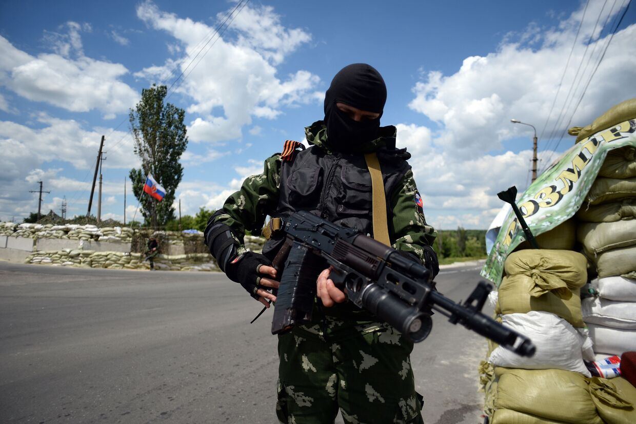 Ополченец Русской Православной Армии на блокпосту в Донецке