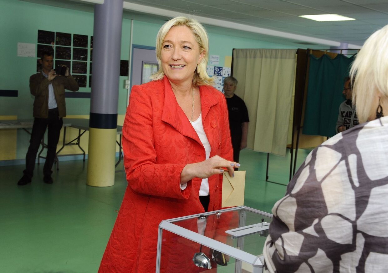 Марин Ле Пен голосует в городе Энен-Бомон 