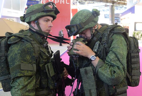 Солдаты у стенда ЦНИИточмаш на выставке Eurosatory 2014
