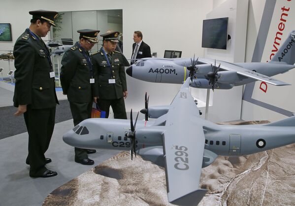 Китайские военные на выставке Eurosatory 2014