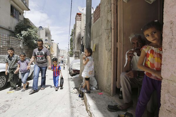 Мохаммед аль-Хасан, беженец из Хомса, с детьми в Аммане