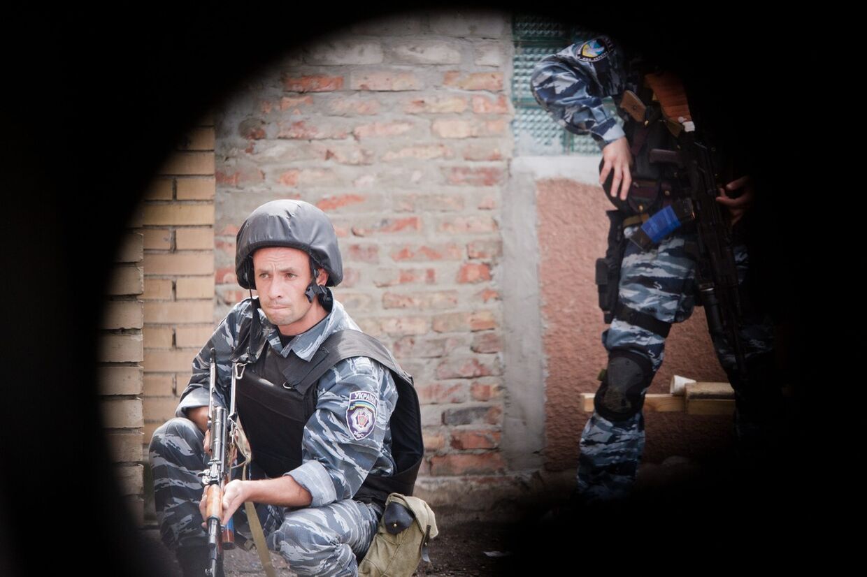 Бывщие «беркутовцы» в смотровом окне БТР во время столкновений в окрестностях Славянска