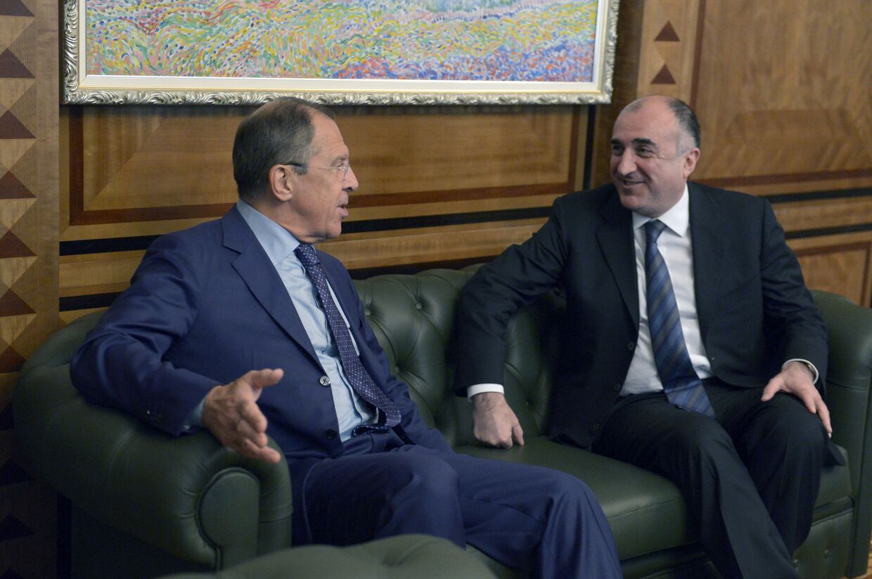 Сергей Лавров беседует с главой МИД Азербайджана Эльмаром Мамедъяровым во время официального визита в Азербайджан