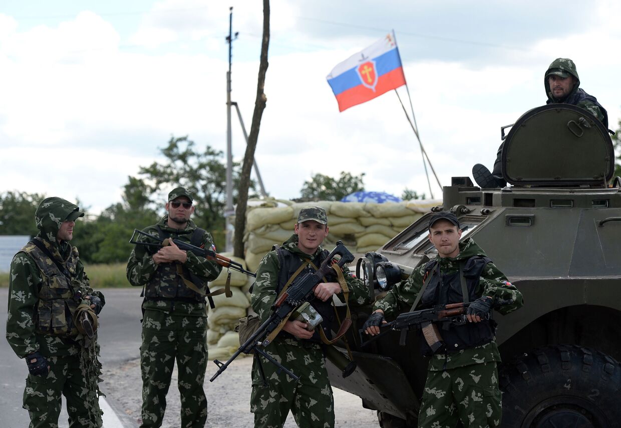 Ополченцы «Русской Православной Армии» на блокпосту в Донецке