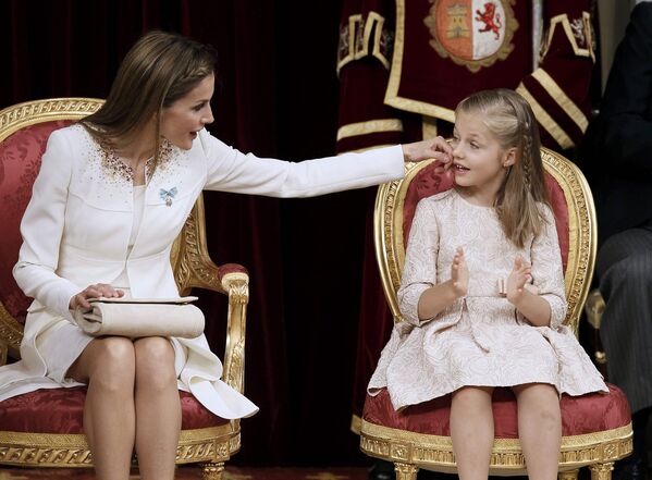 Королева Летиция с дочерью принцессой Леонор на церемонии коронации Фелипе VI