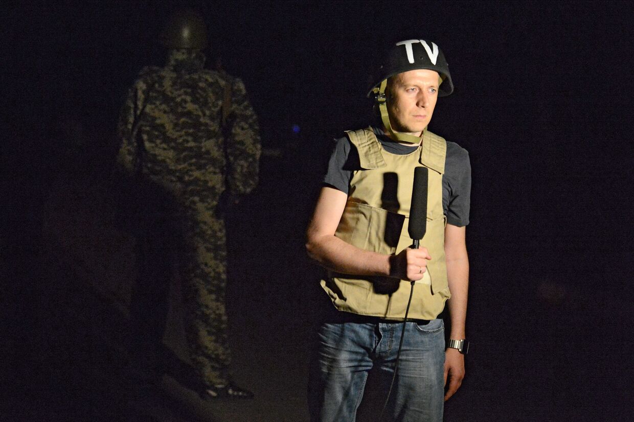 Корреспондент ВГТРК Игорь Корнелюк во время репортажа в Луганске