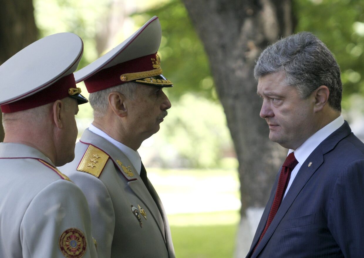 Президент Украины Петр Порошенко и исполняющий обязанности министра обороны Украины Михаил Коваль 