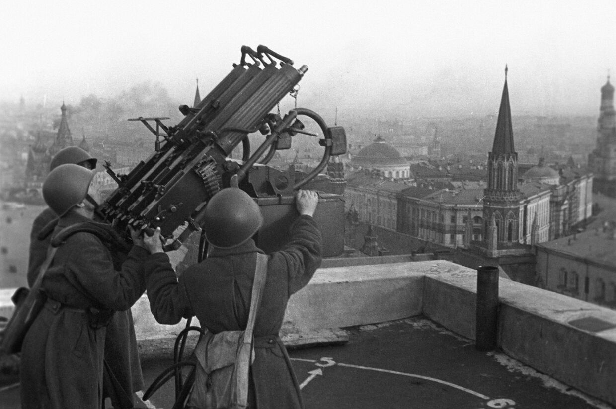 Советские зенитчики на крыше гостиницы «Москва»