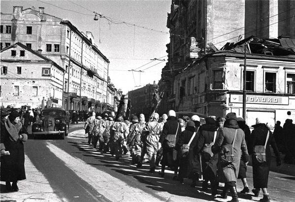 Колонна солдат и медсестер идет по улице столицы