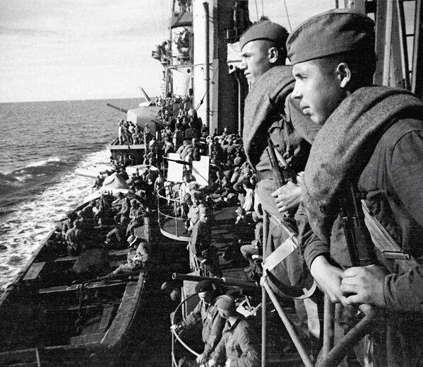 Бойцы Красной Армии, направляющиеся на помощь защитникам Севастополя, на палубе крейсера Красный Крым
