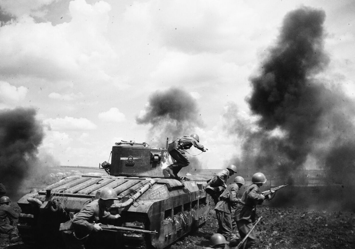 Танковый десант майора Мозгова идет в бой в районе Змиева. Юго-Западный фронт, 1942 год