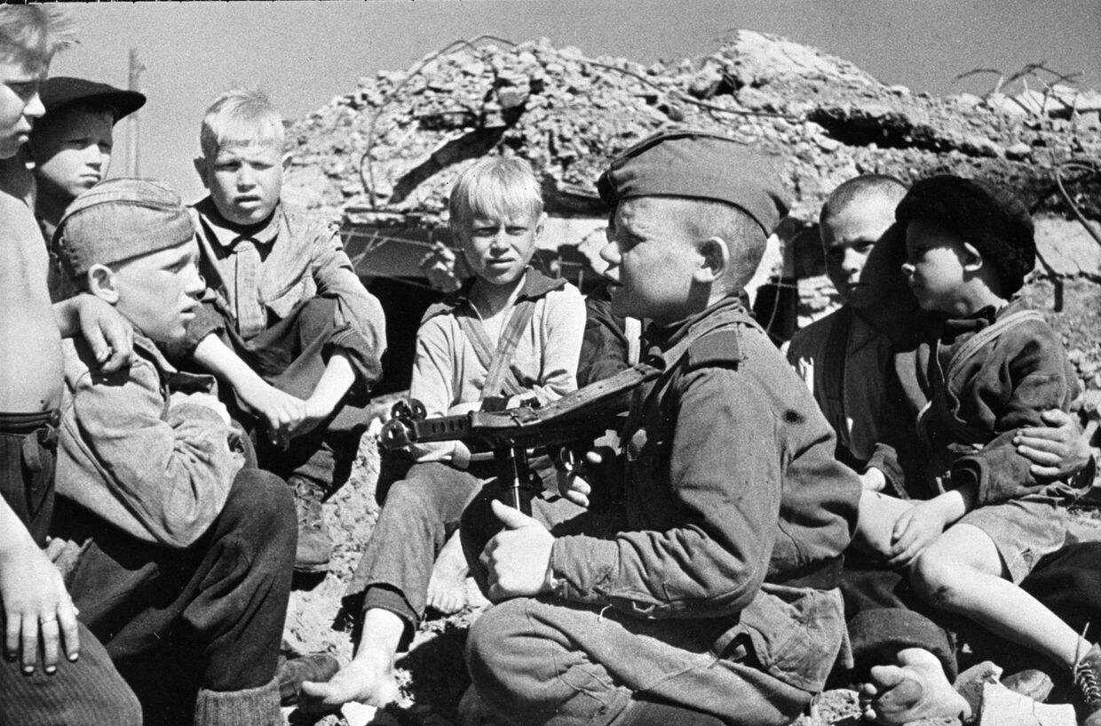 Сын полка встречается со своими сверстниками-детьми после освобождения города Кондапога от финских оккупантов