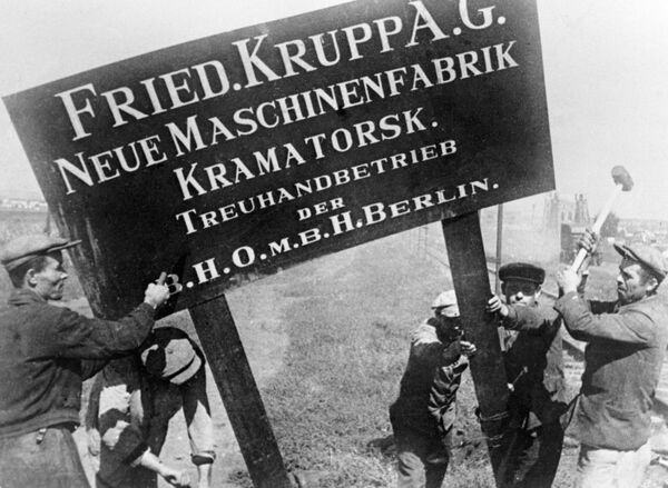 Рабочие Краматорского завода срывают немецкую вывеску