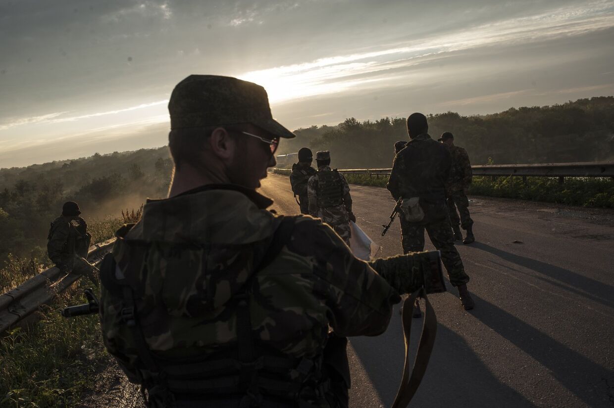 Ополченцы передают тела пассажиров самолета ВВС Украины украинским военным 