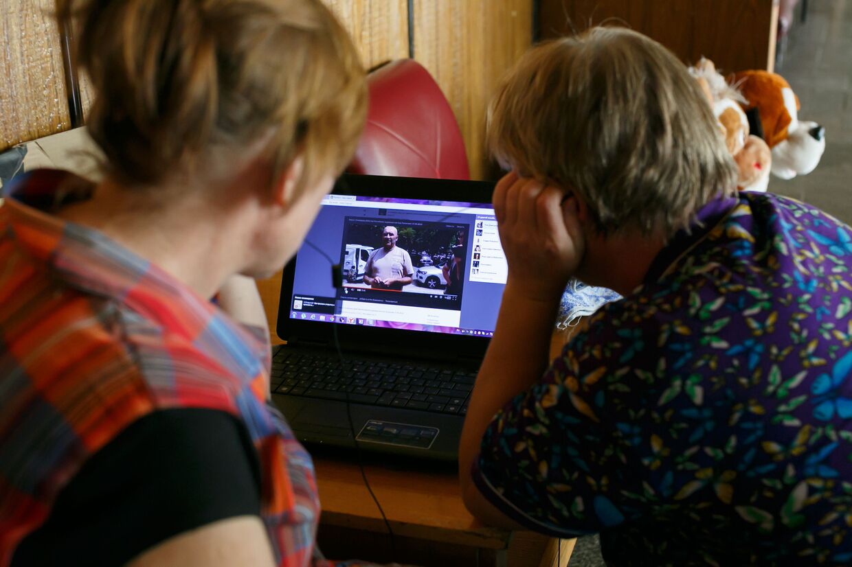 Беженцы из Украины смотрят по интернету сюжеты новостей