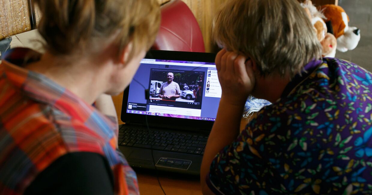 Беженцы из Украины смотрят по интернету сюжеты новостей