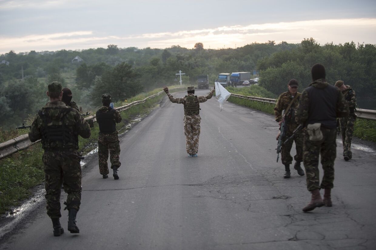 Ополченцы передают тела пассажиров самолета ВВС Украины украинским военным 