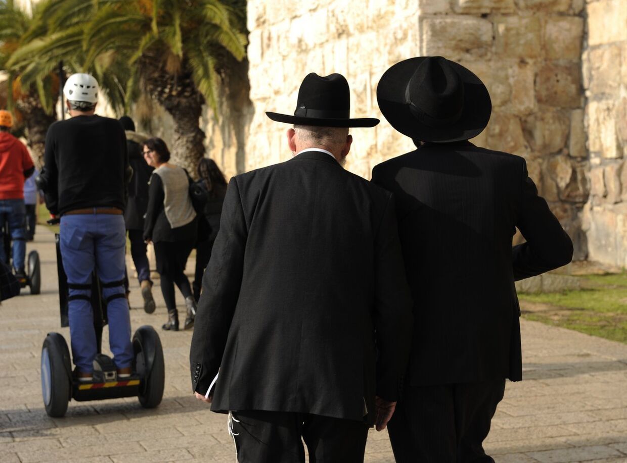 Ультраортодоксальные евреи на улице в Иерусалиме