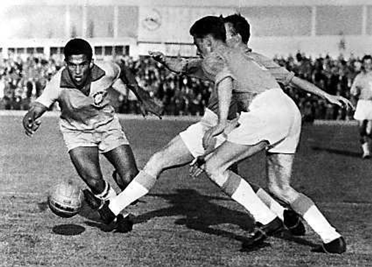 Гарринча в одном из матчей чемпионата мира по футболу 1962 года