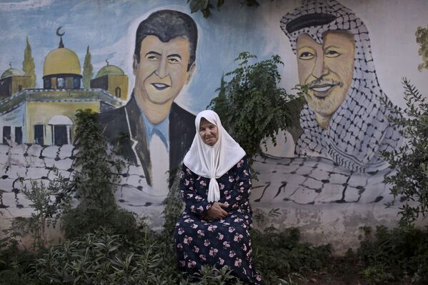 Граффити, изображающее Ясира Арафата и его сына Акрама, в лагере для палестинских беженцев в городе Дженин