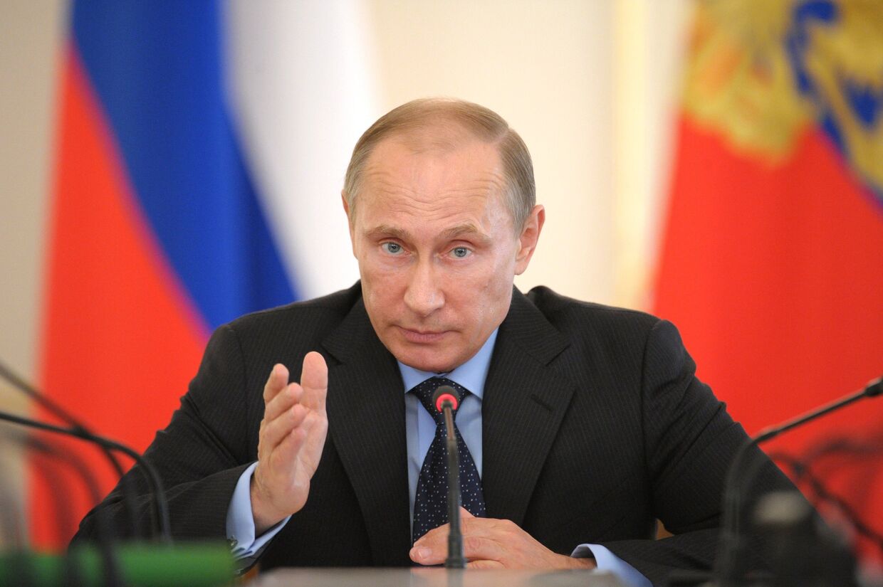 Президент России Владимир Путин проводит совещание с членами правительства РФ