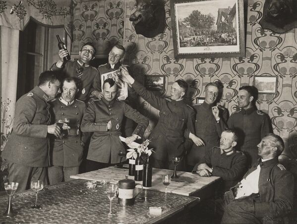 Офицеры 280-го летного подразделения на вечеринке в доме рядом с Западным фронтом