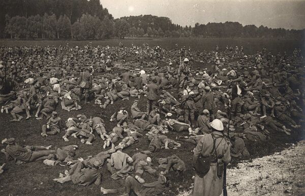 Немецкие военнопленные на поле в Лонжо