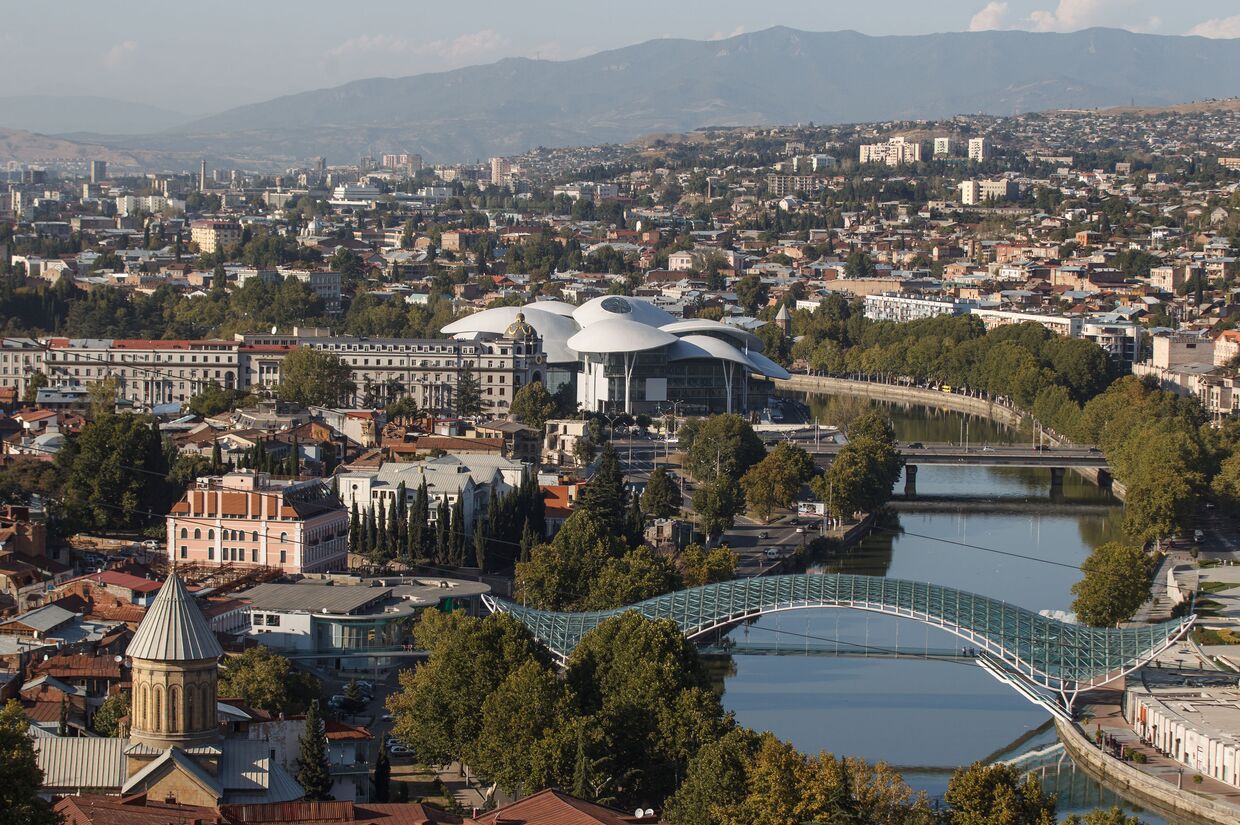 Вид на мост Мира и Дом Юстиции в Тбилиси