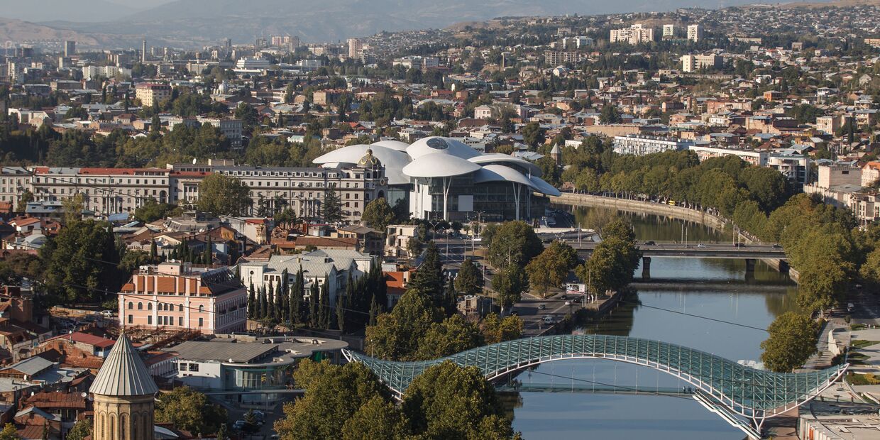 Вид на мост Мира и Дом Юстиции в Тбилиси