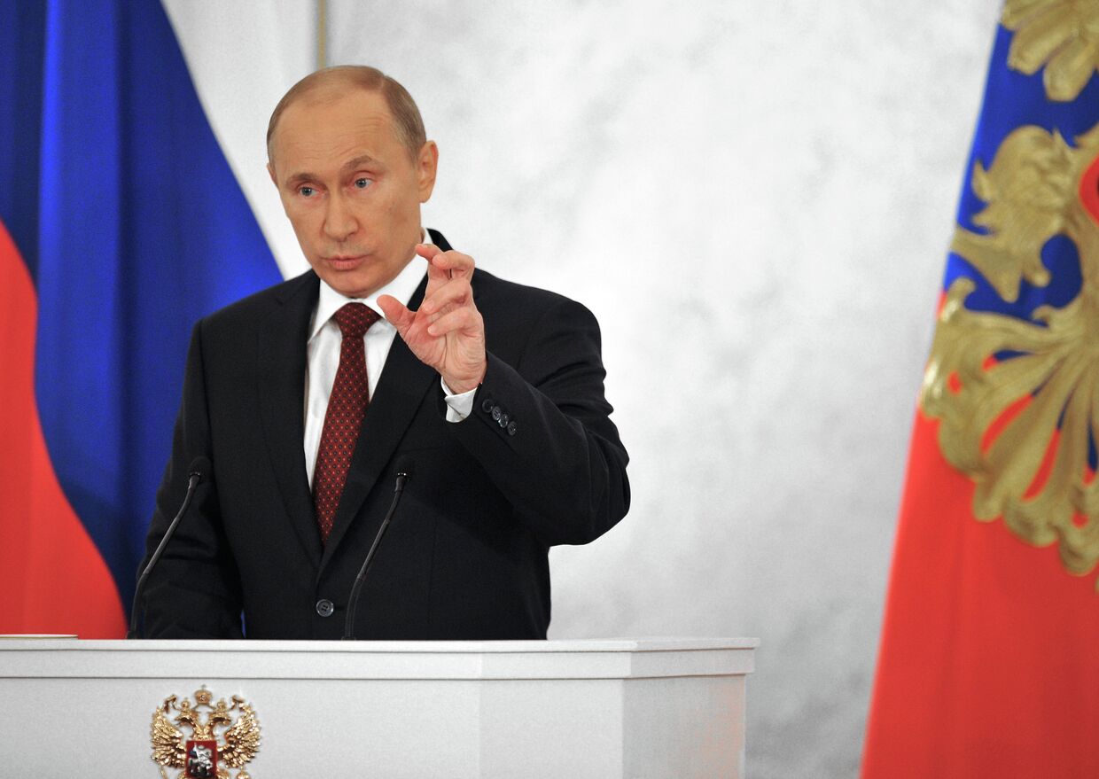 Президент России Владимир Путин выступает с ежегодным посланием к Федеральному Собранию РФ в Георгиевском зале Кремля. 12 декабря 2012 года
