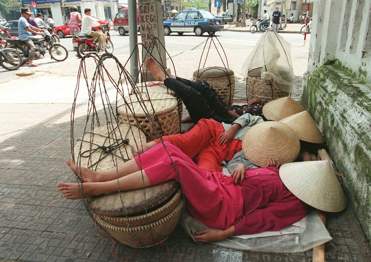 Женщины отдыхают на улице Хошимина