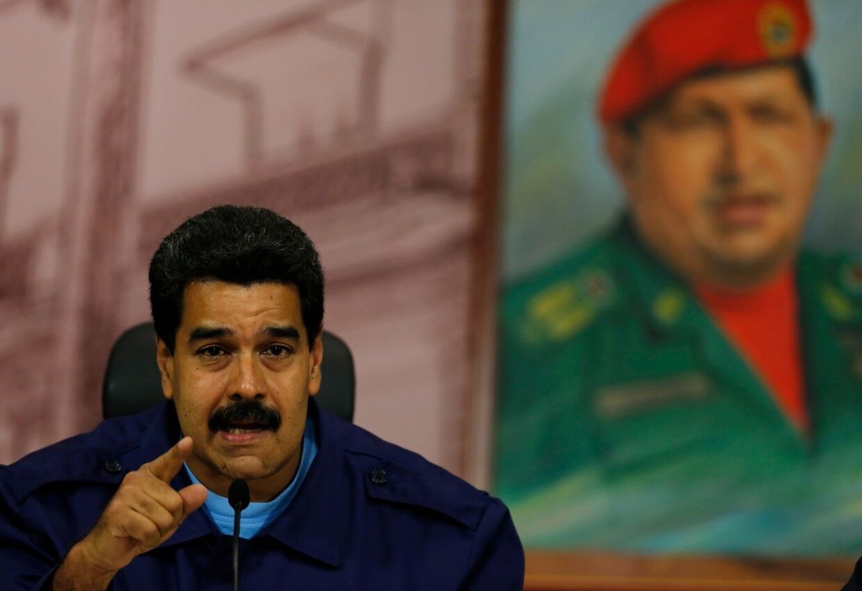 Президент Венесуэлы Николас Мадуро на фоне портрета Уго Чавеса