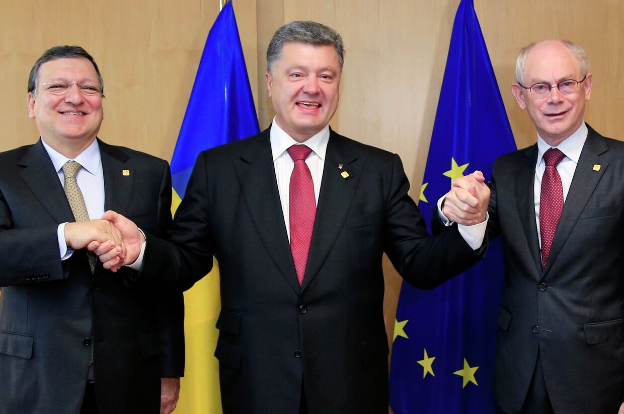Петр Порошенко, Херман ван Ромпей, Жозе Мануэл Баррозу в Брюсселе 27 июня 2014