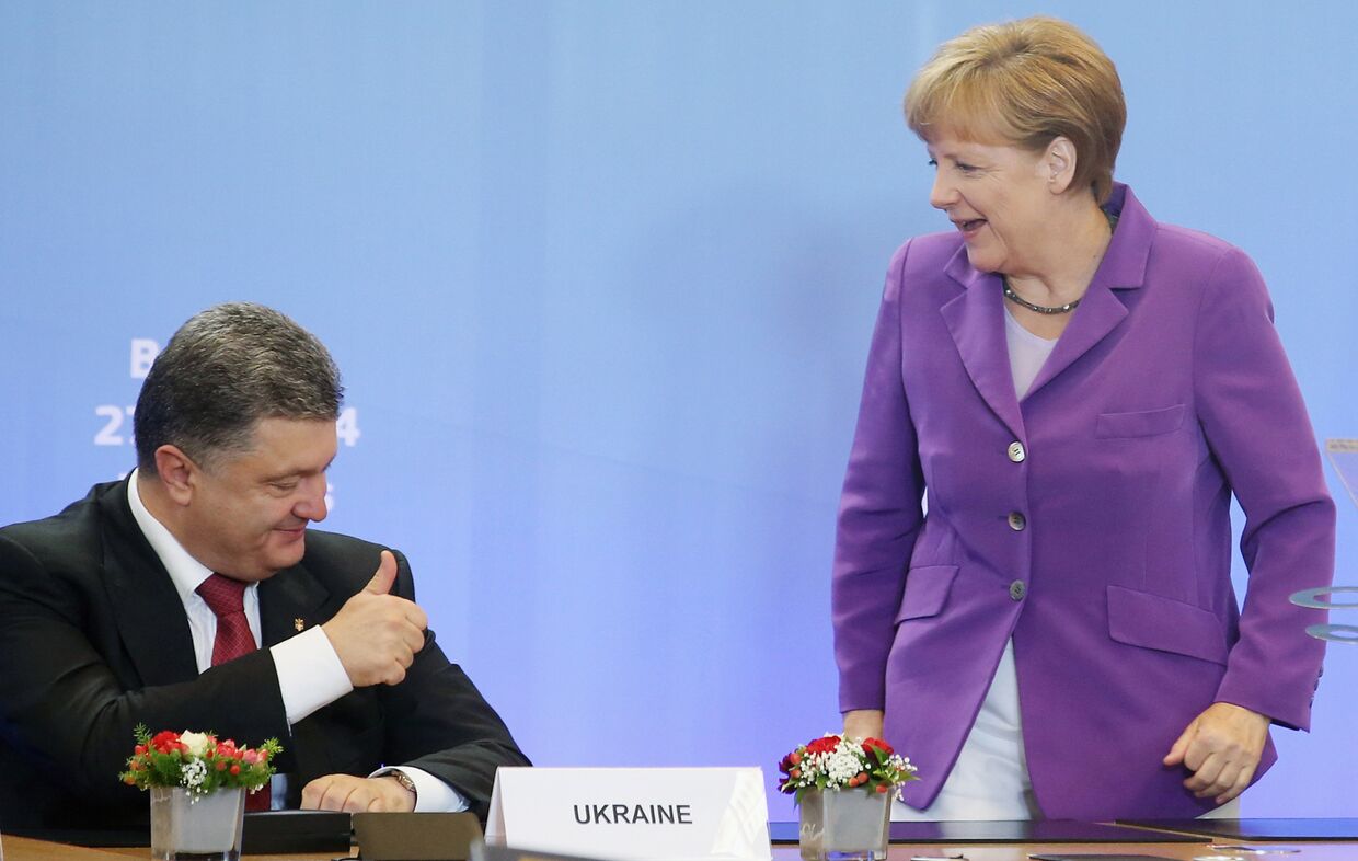 Петр Порошенко и Ангела Меркель во время подписания соглашения Украины с ЕС