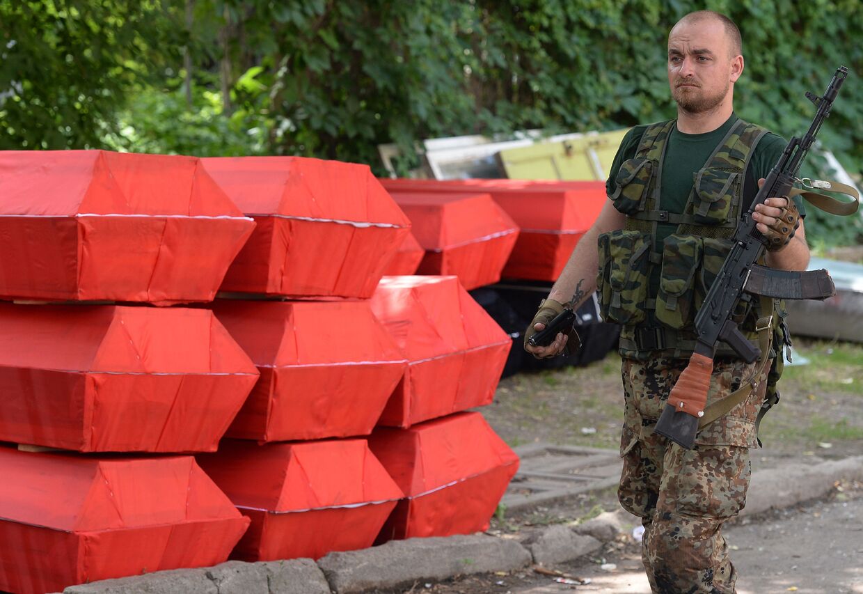 Отправка к местам захоронения тел ополченцев ДНР и местных жителей, погибших в ходе штурма аэропорта Донецка войсками национальной гвардии 26 мая