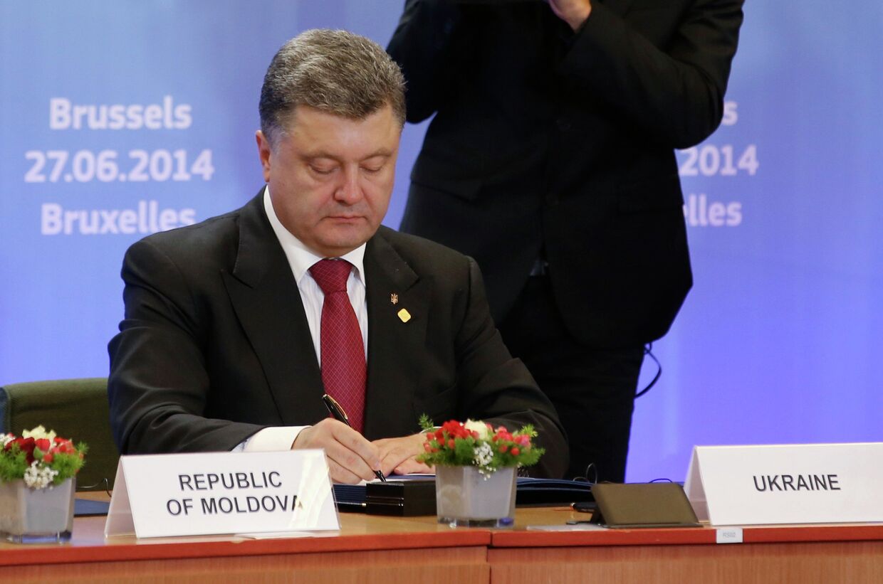 Президент Украины Петр Порошенко подписывает соглашение о сотрудничестве в Совете ЕС в Брюсселе 27 июня 2014