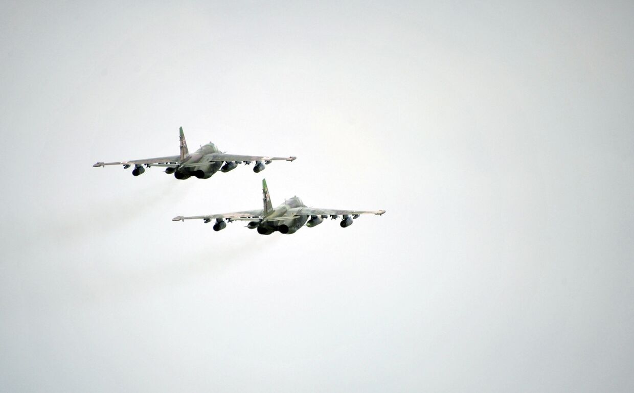Самолеты Су-25 во время заключительной фазы крупномасштабных учений войск сил Центрального и Восточного военных округов