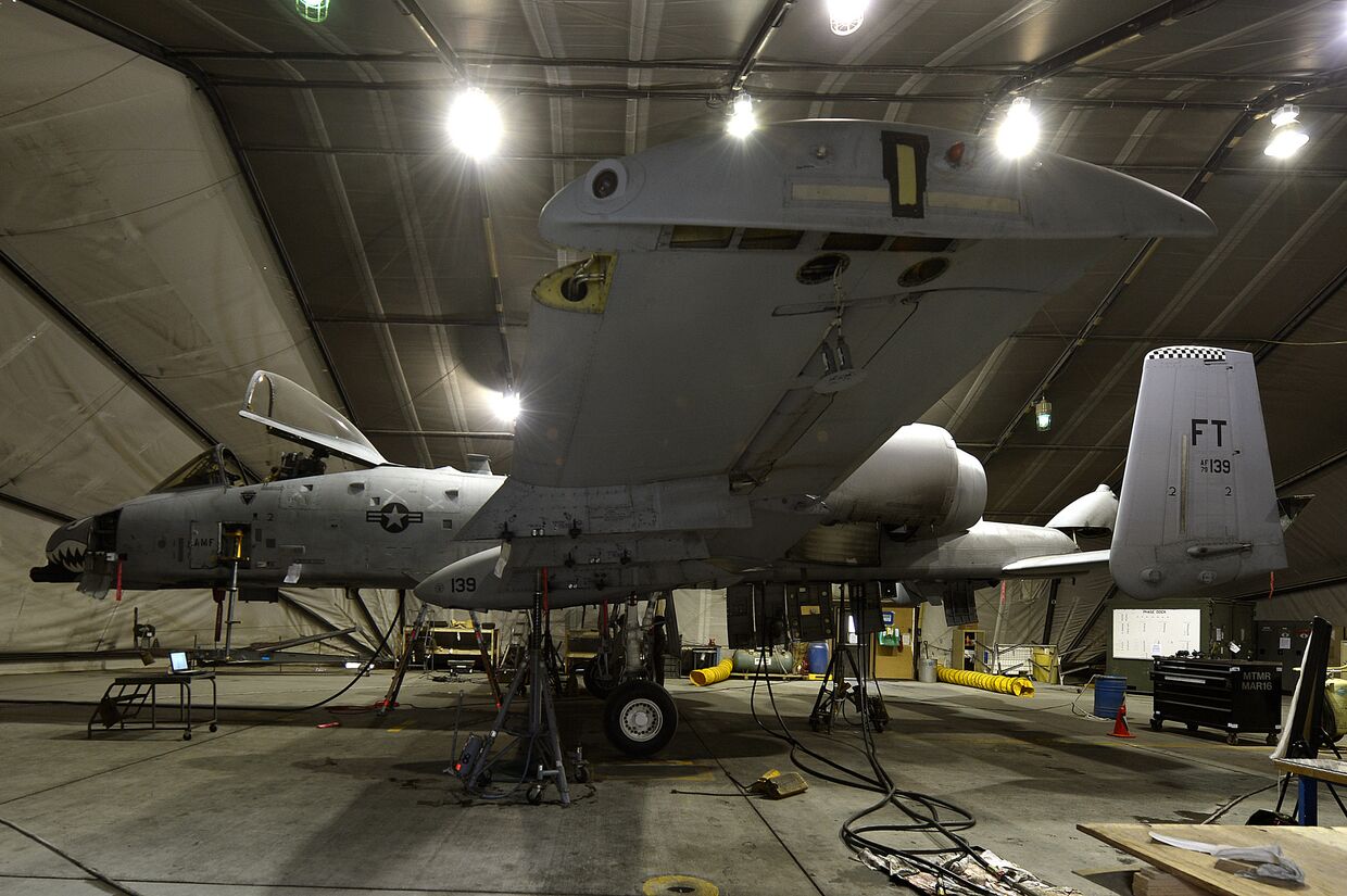 Американский самолет огневой поддержки A-10 Thunderbolt II в ангаре