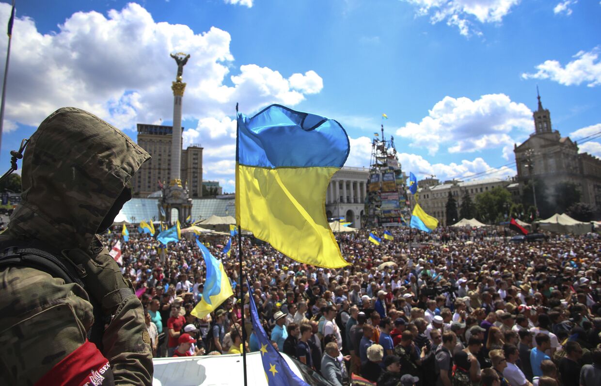 Акция протеста на Майдане, требующая прекращение перемирия на Востоке Украины