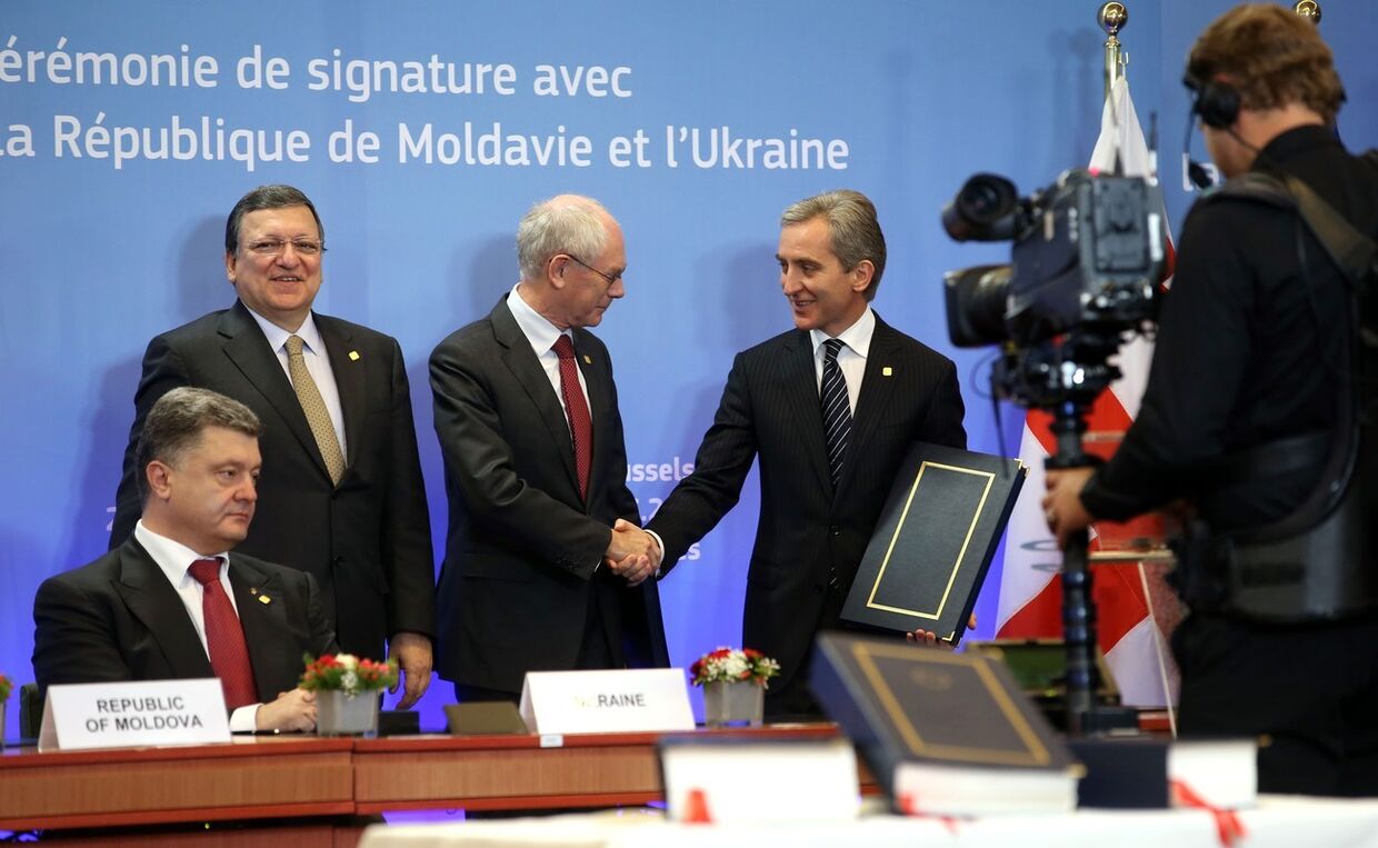 Юрий Лянкэ и Херман Ван Ромпей на саммите в Брюсселе, где Молдавия подписала соглашение с ЕС