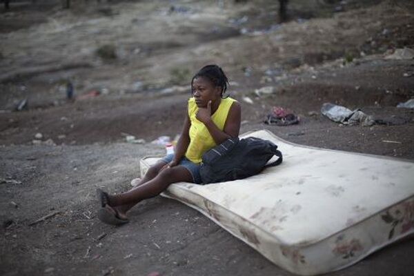 Девушка, жившая в снесенном лагере для жертв землетрясения, в городе Порт-о-Пренс в Гаити