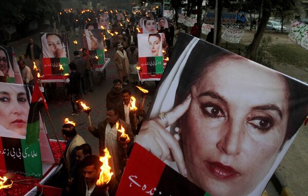 Сторонники Беназир Бхутто на акции памяти в день шестой годовщины ее гибели в Лахоре 