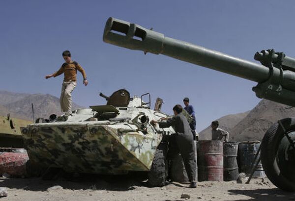 Дети играют на танке российского производства в городе Базарак в провинции Панджшер, Афганистан