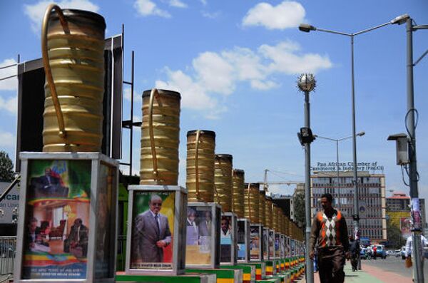 Плакаты с изображением покойного эфиопского лидера Мелеса Зинауи на улице Аддис-Абебы