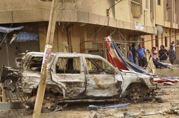 Последствия взрыва бомбы в христианском районе города Кано в Нигерии