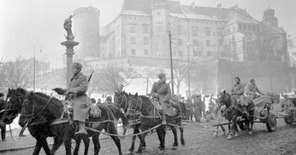 Конная артиллерия Красной армии проходит у стен Вавеля в Кракове, январь 1945 года
