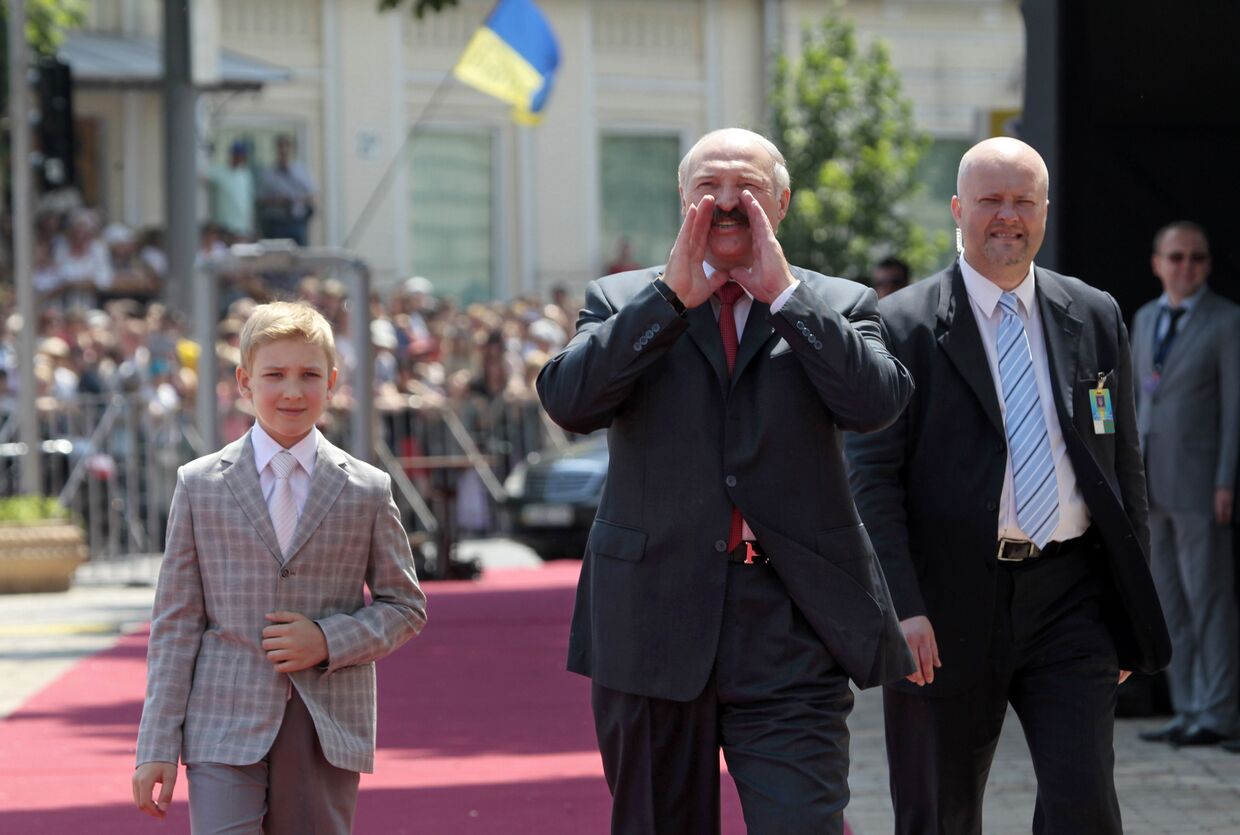 Александр Лукашенко с сыном на церемонии инаугурации Петра Порошенко