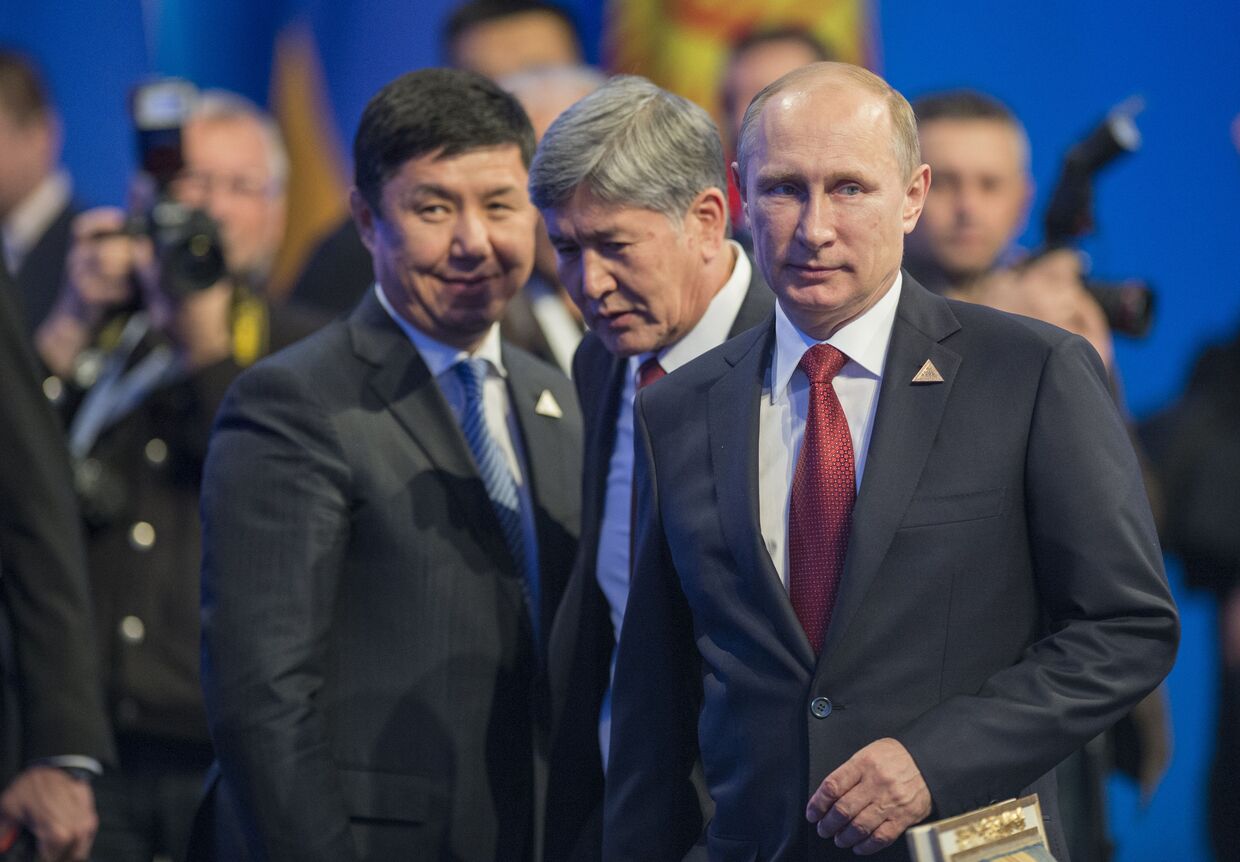 Владимир Путин и президент Киргизии Алмазбек Атамбаев перед началом заседания ВЕЭС в Астане