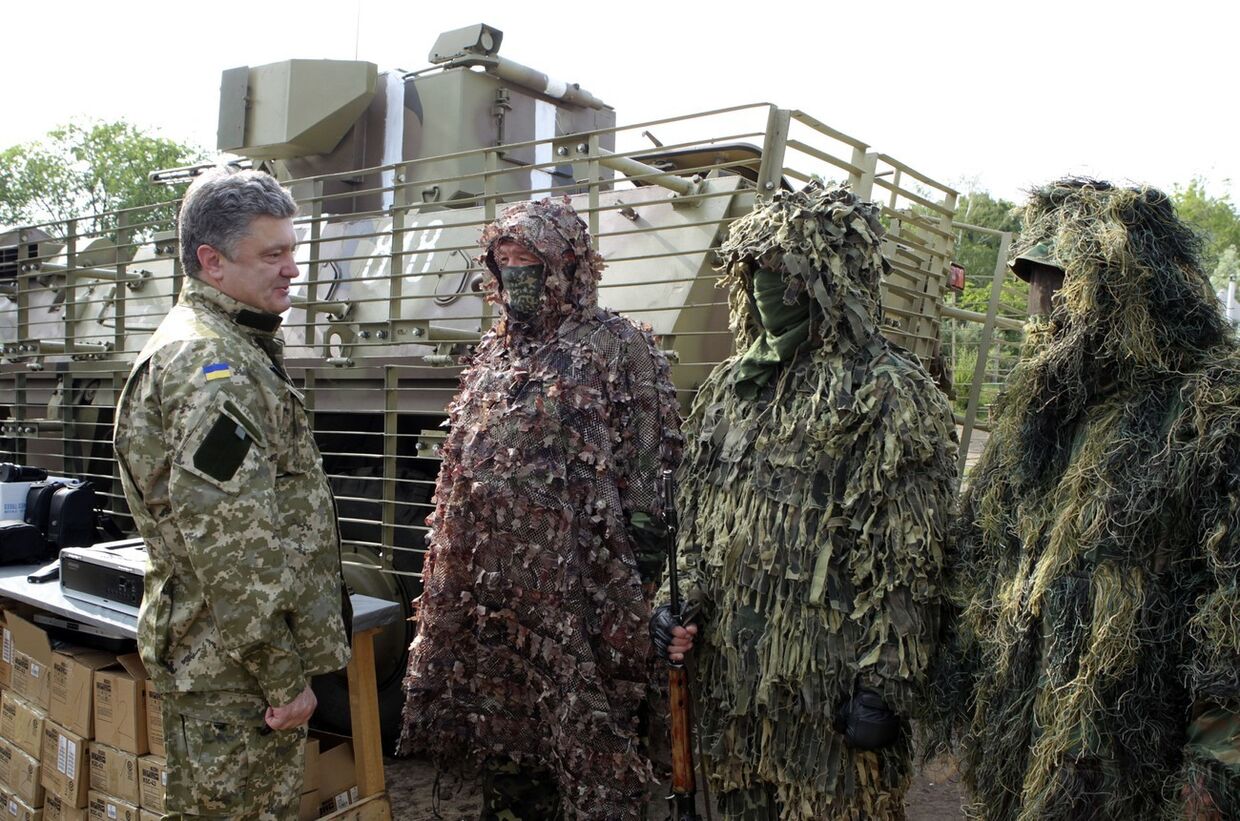 Петр Порошенко с бойцами Национальной гвардии в городе Изюм неподалеку от Славянска